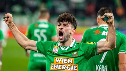 Yusuf Demir Rapid Wien formasıyla topta kontrol ederken