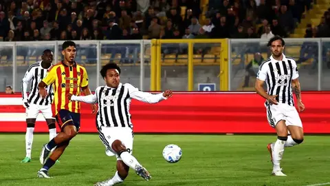 Via del Mare stadionunda Yuventus oyunçuları və top