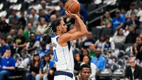 Zaccharie Risacher Mavericks formasıyla pota altında hücum ederken