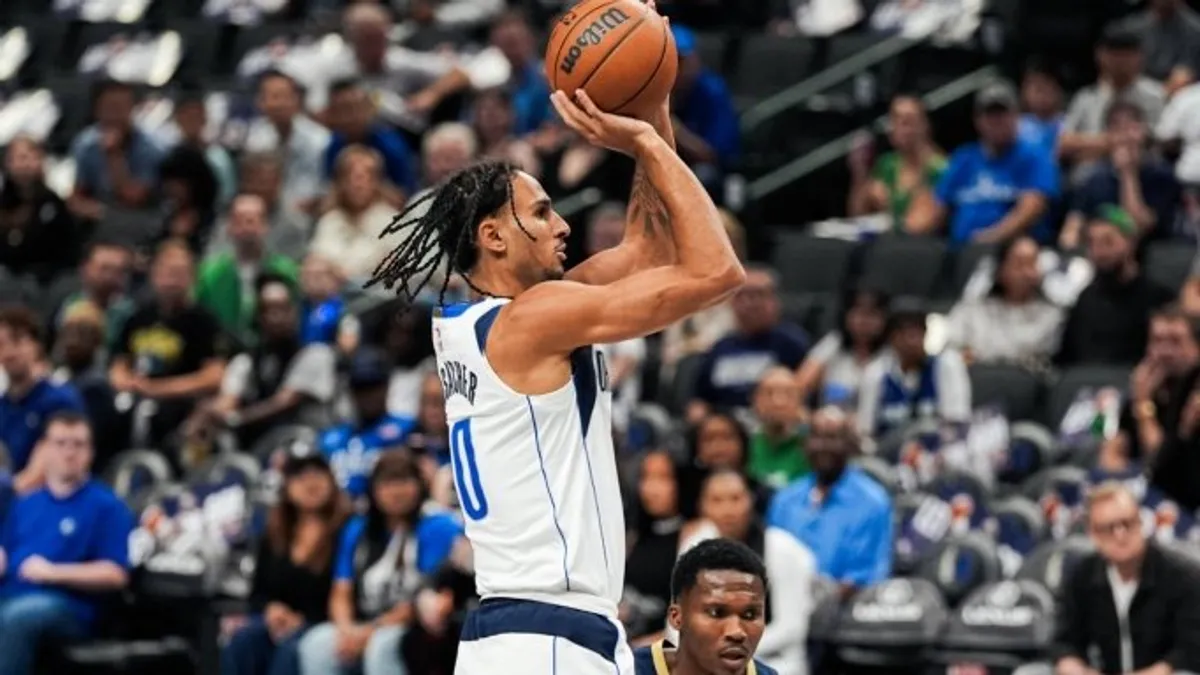 Zaccharie Risacher Mavericks formasıyla pota altında hücum ederken