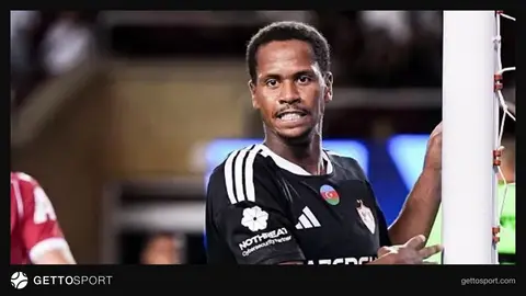 Zakaria Savo qapıya doğru topla irəliləyir, Qarabağ forması ilə