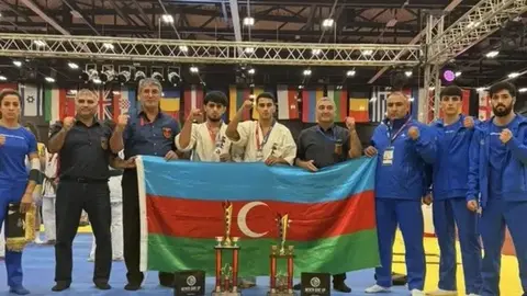 Karateçi medalla podiumda