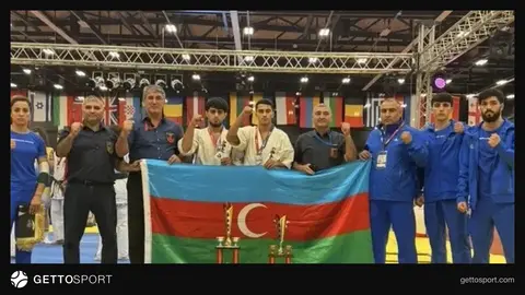 Karateçi medalla podiumda