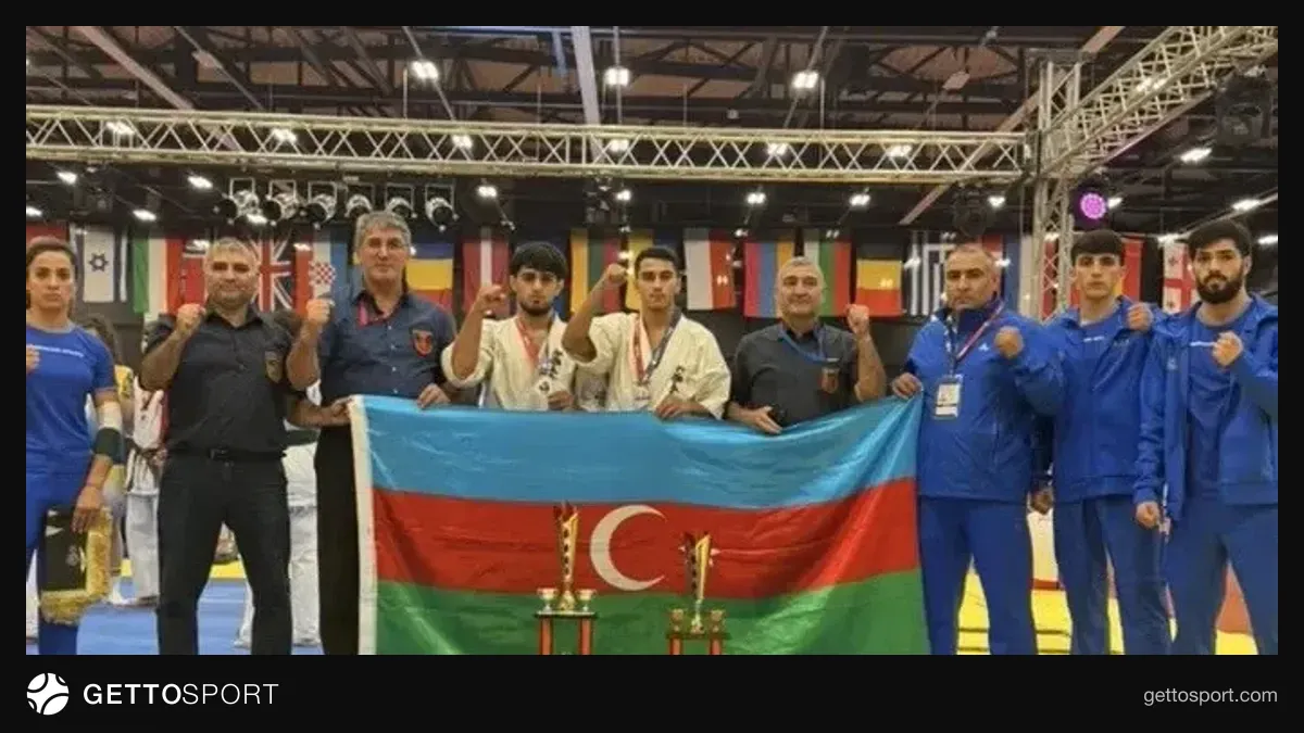Karateçi medalla podiumda