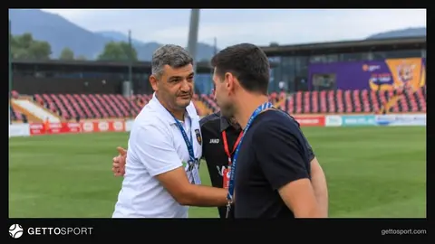 Zamir Həsənov mətbuat nümayəndələri qarşısında danışır