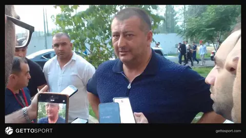 Araz-Naxçıvan futbol komandası oyun zamanı, məyus oyunçular və məşqçi sahədə