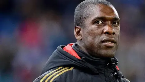 Klarens Zeedorf təqdimat zamanı danışır, arxa planda Korintians loqosu