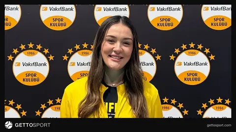 Vakıfbank kaptanı Zehra Güneş basın açıklaması yaparken