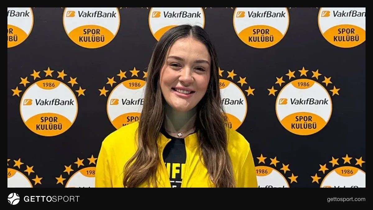 Vakıfbank kaptanı Zehra Güneş basın açıklaması yaparken
