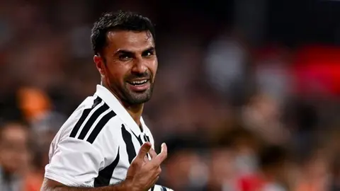 Zeki Çelik Juventus formasında meydanda zədələnmiş vəziyyətdə