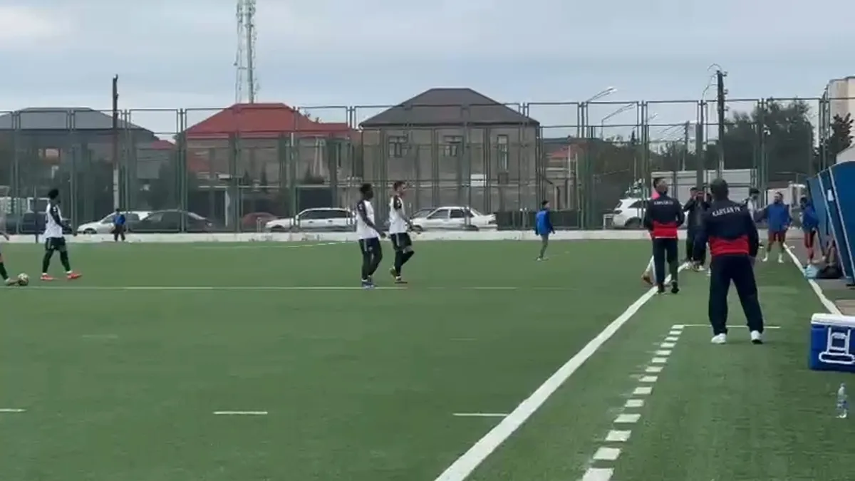 Stadionda oyunçular meydanda, tribunada və tibb maşını gözlənilir