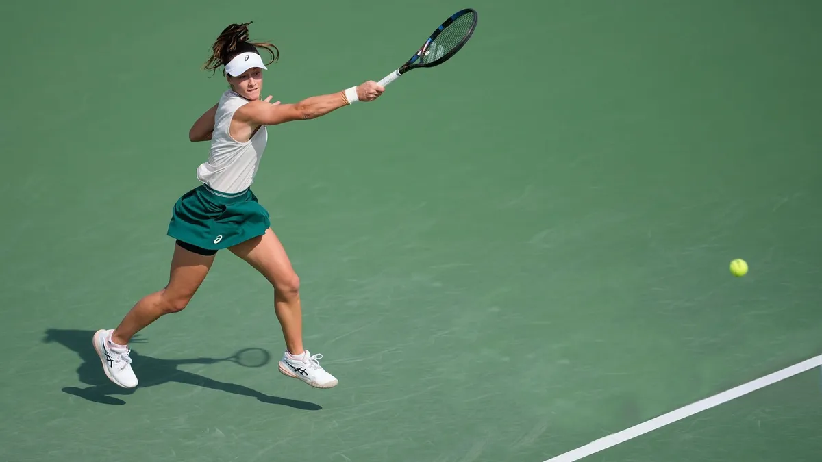 Zeynep Sönmez maç esnasında servis atıyor