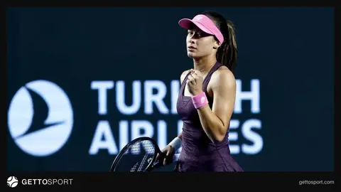 Zeynep Sönmez tenis maçında servis atarken