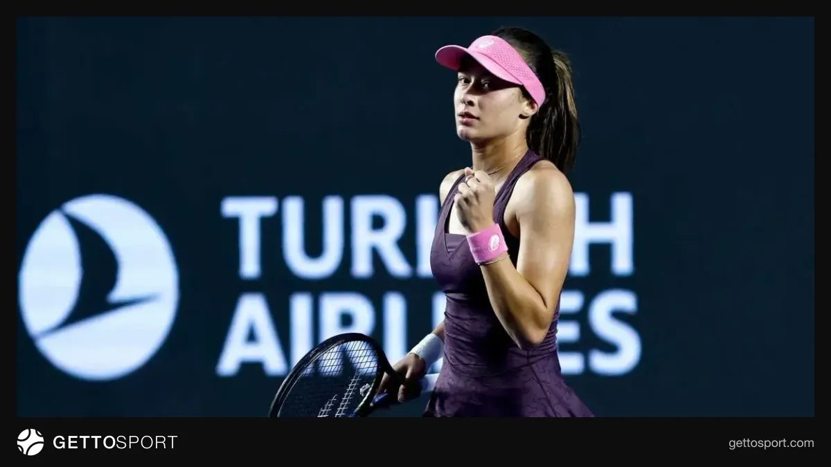 Zeynep Sönmez tenis maçında servis atarken