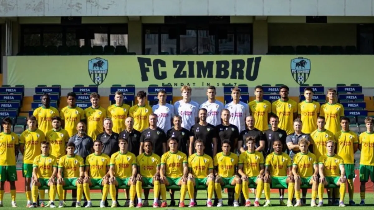 Zimbru klubunun loqosu və boş stadion tribunası