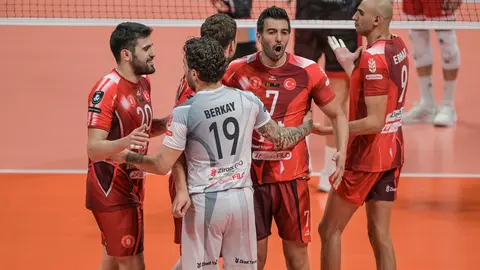 Ziraat Bankkart voleybolcularıyle takım logosu ve maç takvimi ekranı