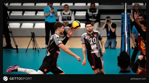 Ziraat Bankkart voleybol takımında Mustafa Kavaz ile şampiyonluk kutlaması
