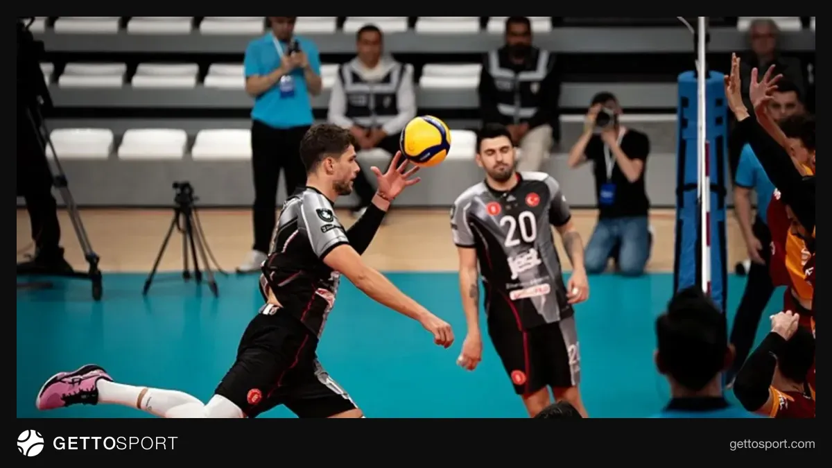Ziraat Bankkart voleybol takımında Mustafa Kavaz ile şampiyonluk kutlaması