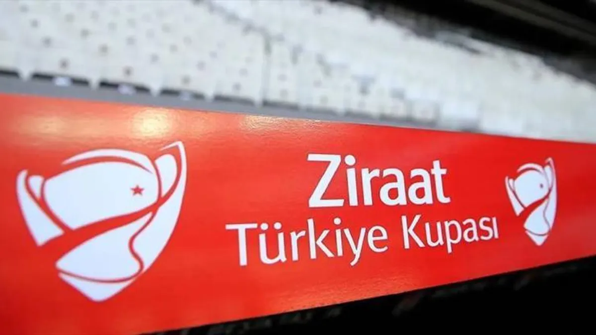 Ziraat Türkiye Kupası maçından oyuncuların mücadelesi