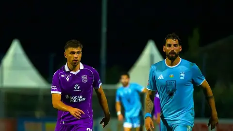 Zirə və Sumqayıt futbolçuları oyunda top uğrunda mübarizə aparır