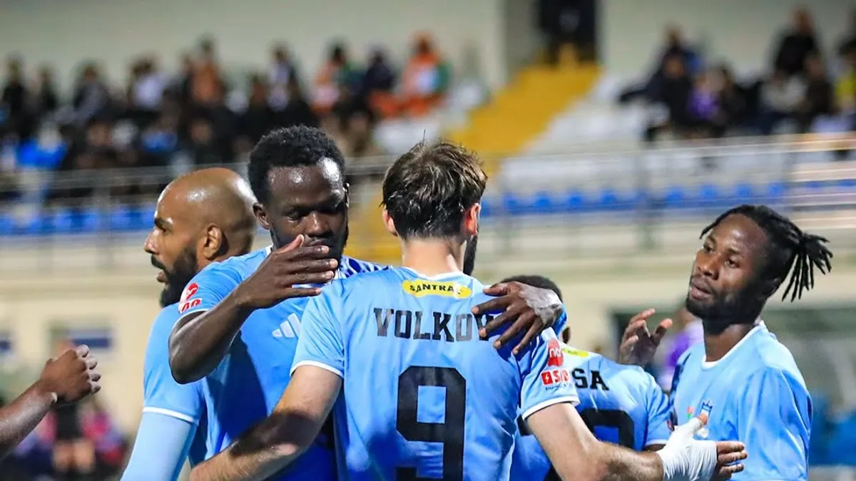Zirə futbolçusu Davit Volkov qol sevinci və üz zədəsi ilə əlaqəli görüntü