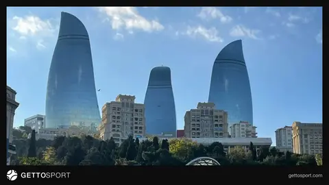 Funikulyor meydanında toplanan yürüş iştirakçıları və Dağüstü parkın pilləkənləri