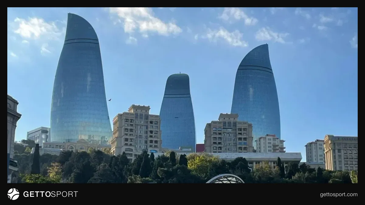 Funikulyor meydanında toplanan yürüş iştirakçıları və Dağüstü parkın pilləkənləri