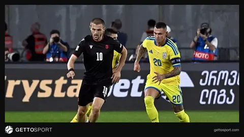 AEK formasıyla Mykola Zubkov kenarda otururken